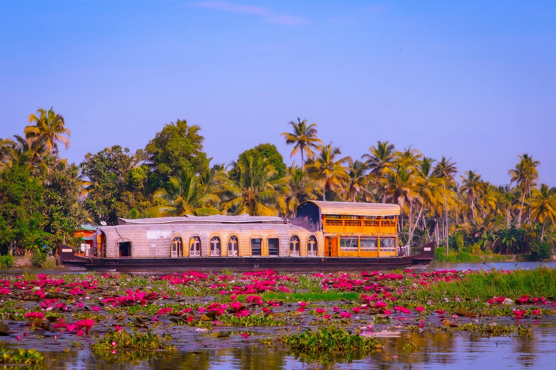 Kumarakom - Backwaters - Munnar