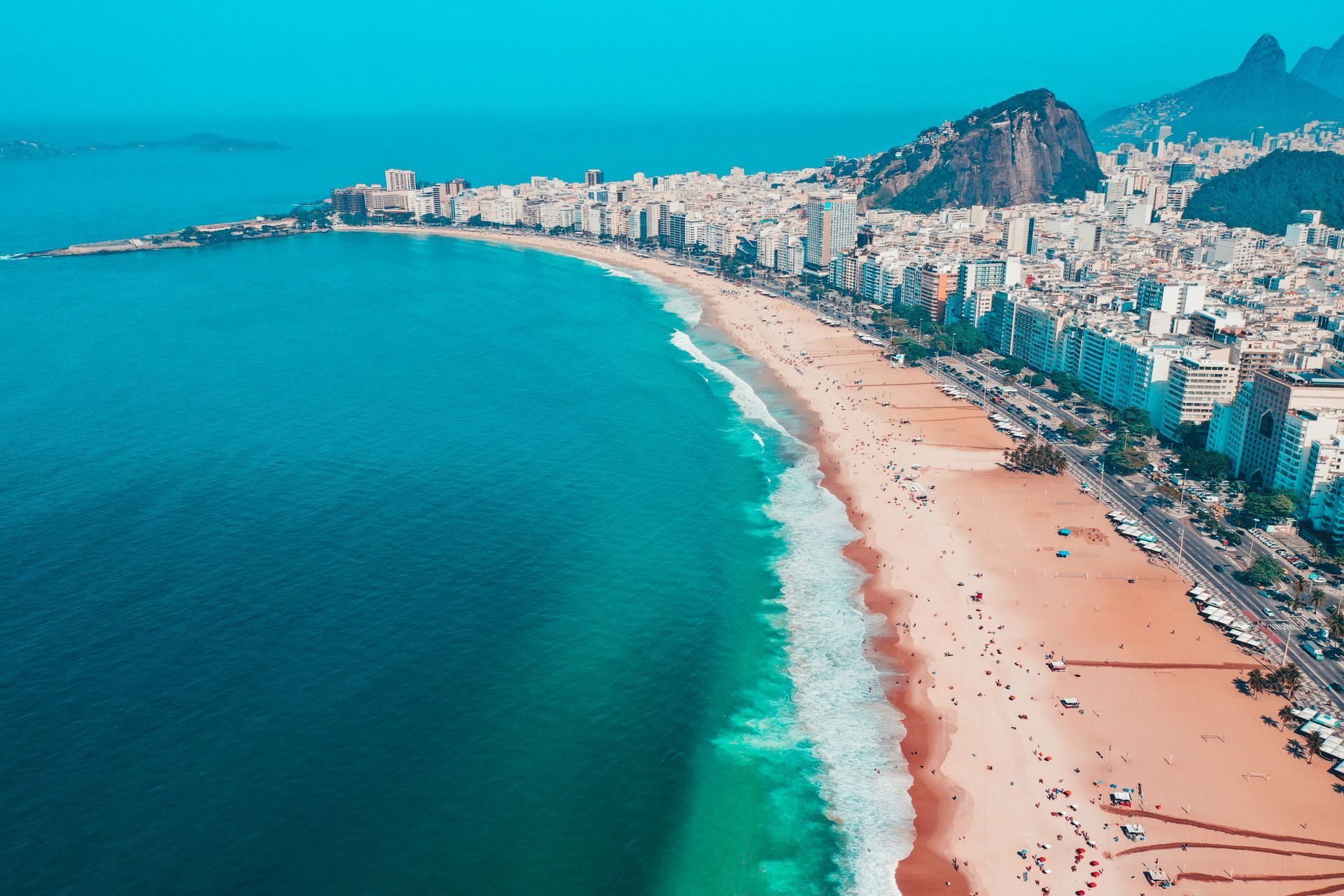 Vue panoramique sur la baie de Rio de Janeiro, l’un des paysages incontournables à découvrir au Brésil.