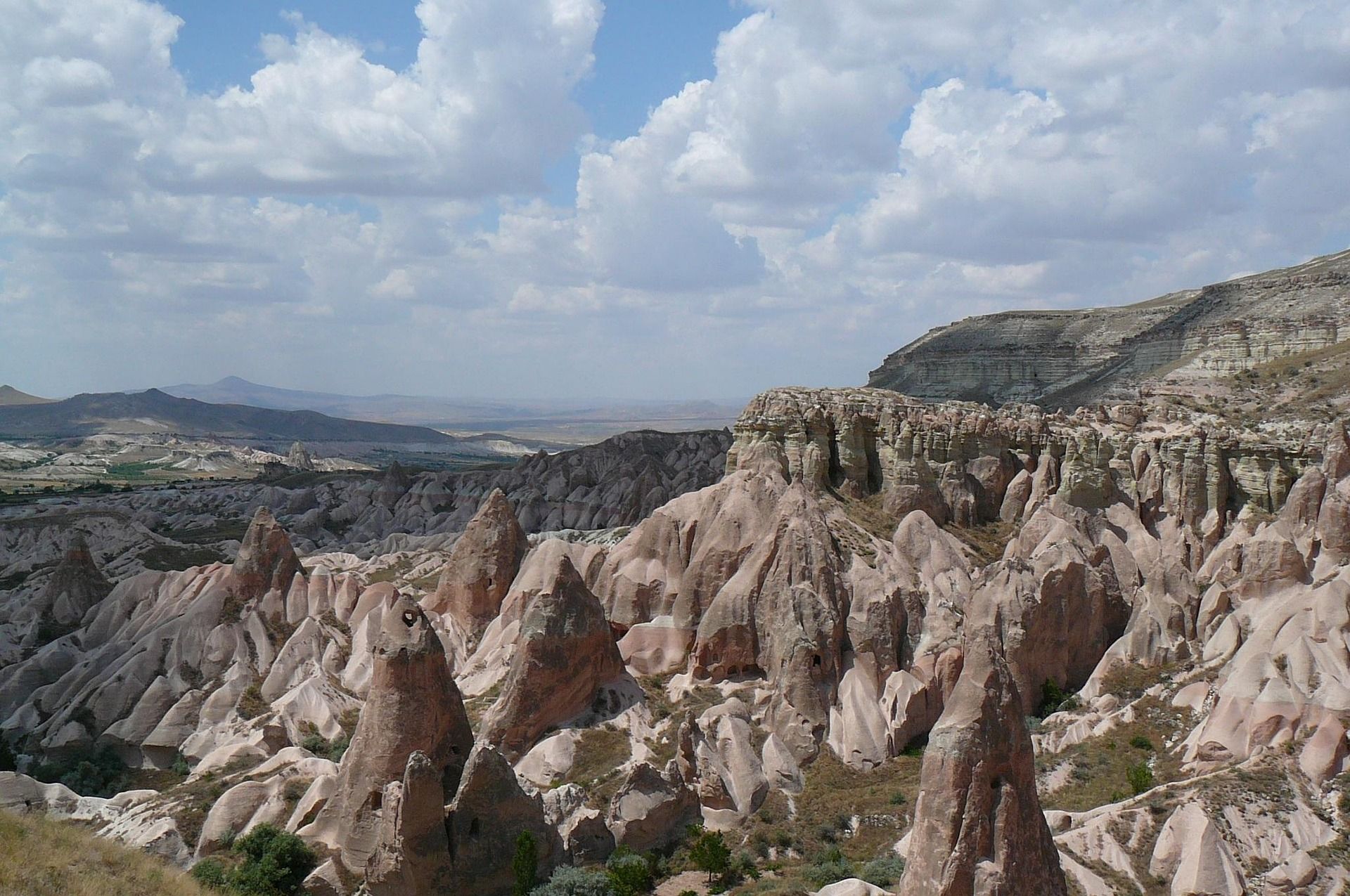 Paysage de Cappadoce en Turquie, entre cheminées de fées, vallées et anciens sites spirituels rupestres
