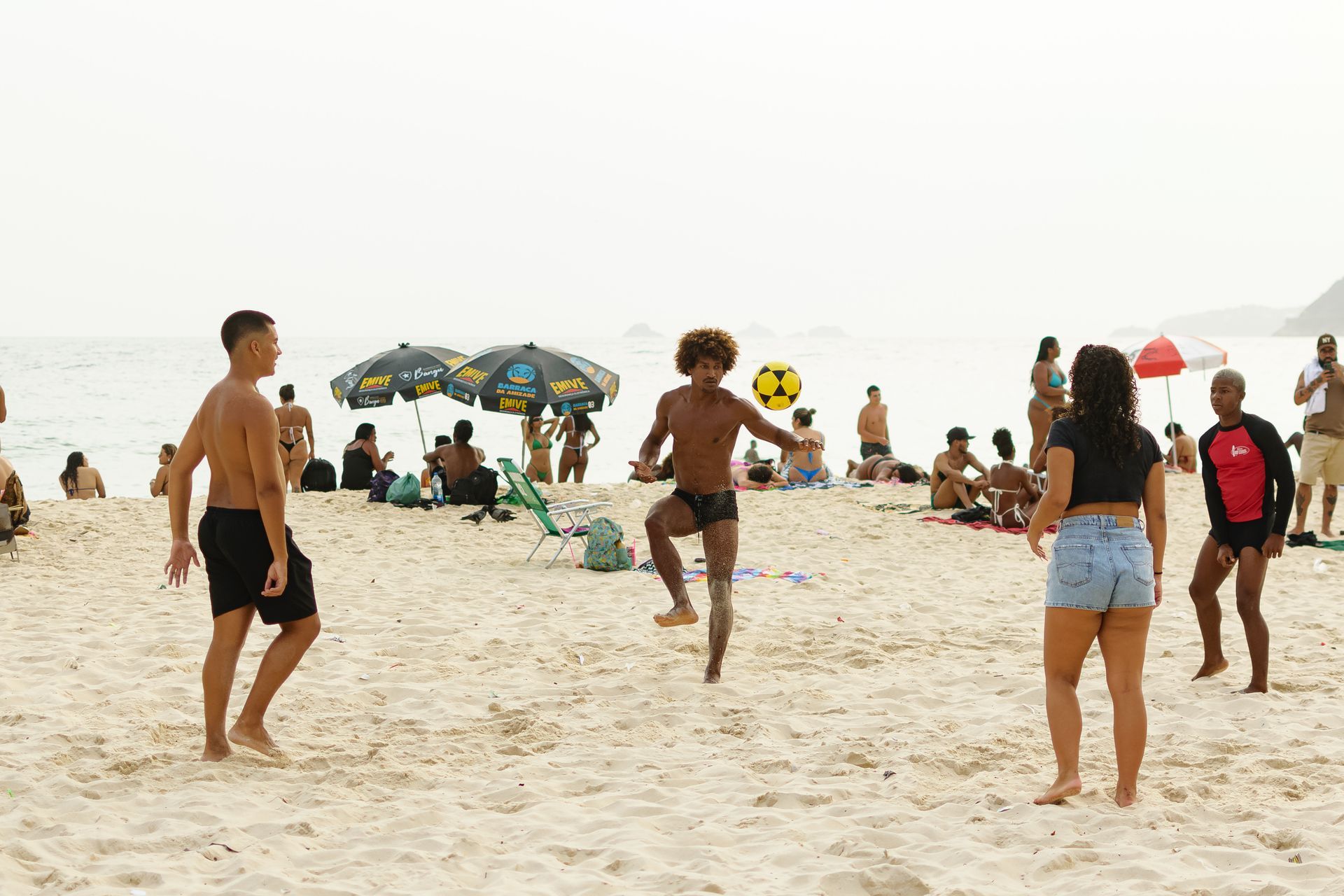 Vie carioca à Rio de Janeiro au Brésil, entre plage, océan et art de vivre local