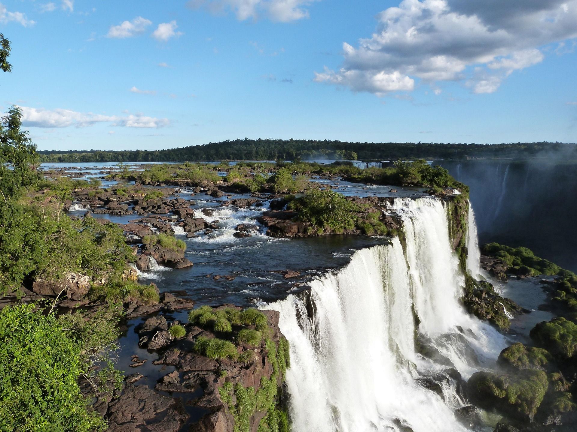 Chutes d’Iguaçu au Brésil, l’un des sites naturels incontournables à découvrir lors d’un voyage au Brésil.