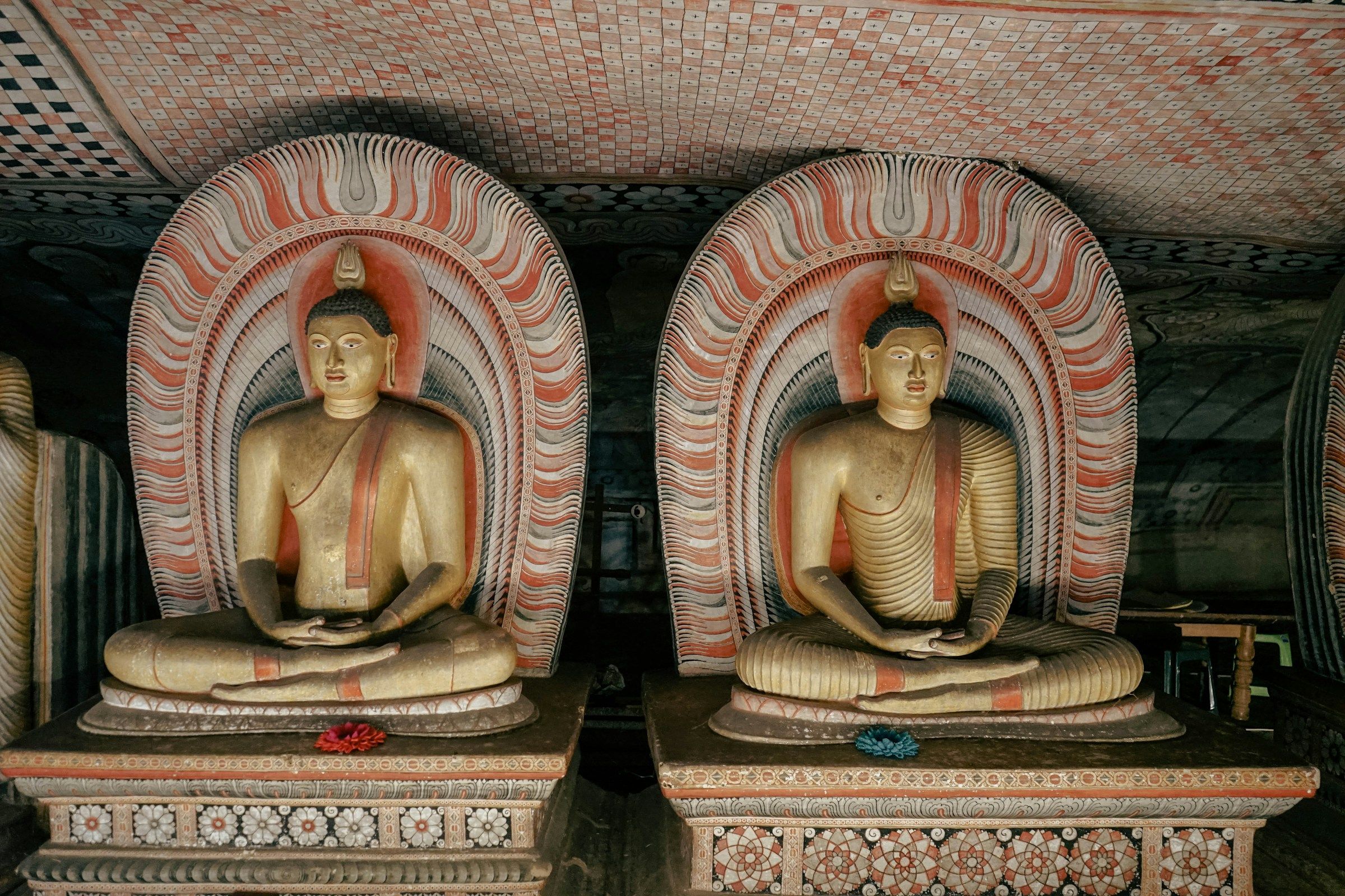 Statues de Bouddha dans les grottes sacrées de Dambulla, site classé à l’UNESCO au Sri Lanka.