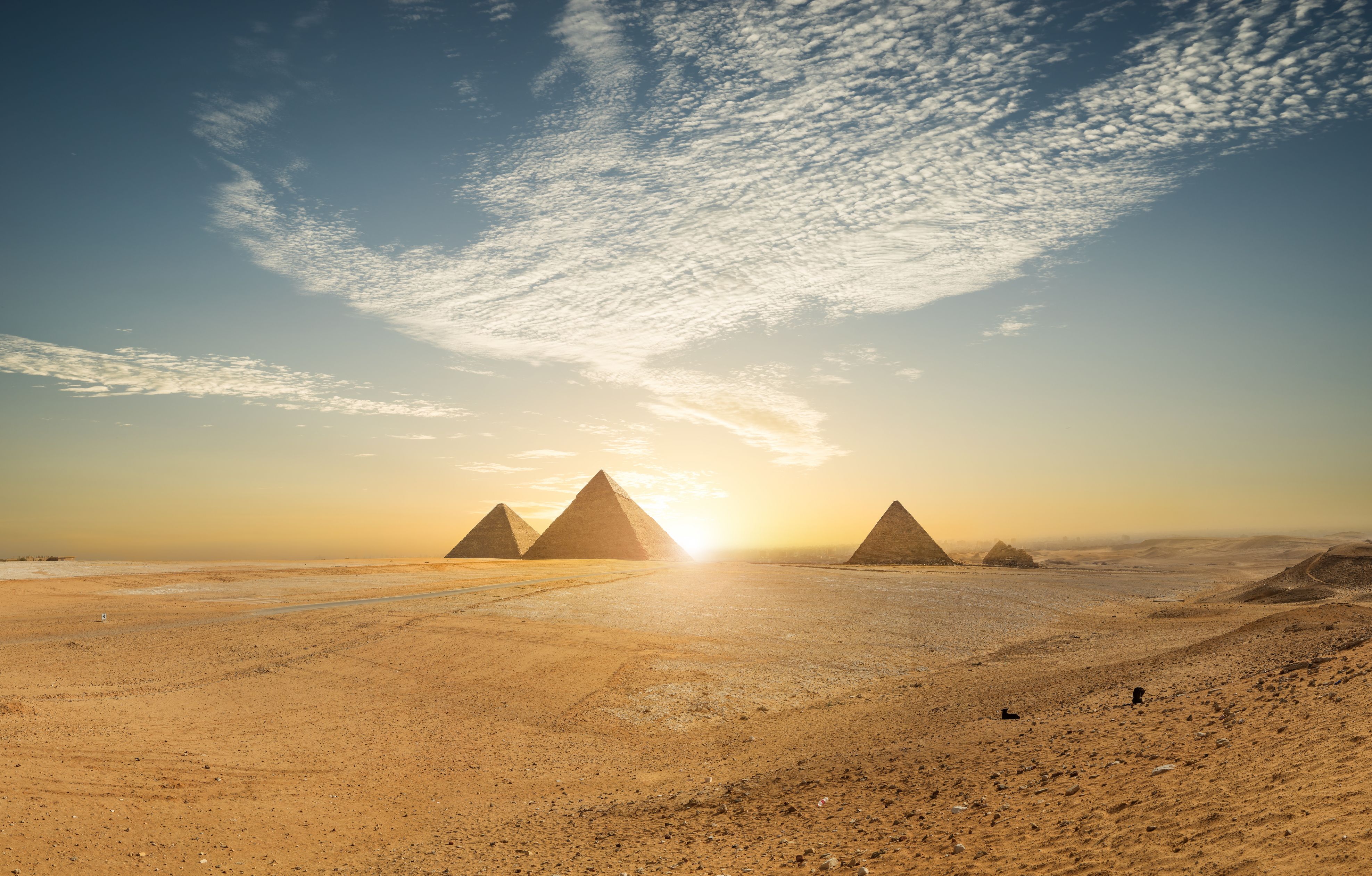 Les pyramides de Gizeh se dressent au cœur du désert égyptien, symbole de sagesse et d'éternité.