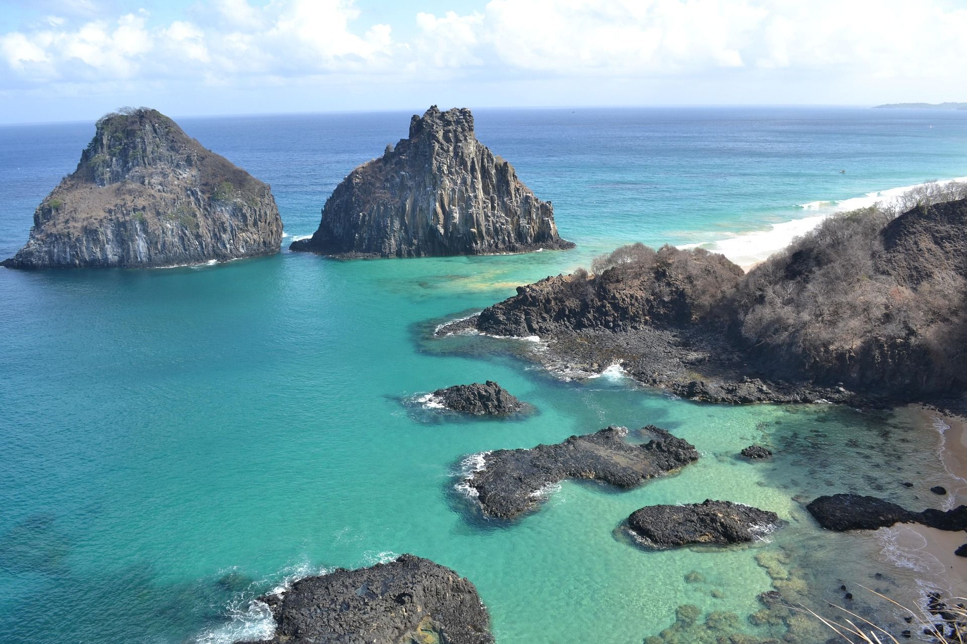 Fernando de Noronha au Brésil, archipel tropical aux plages sauvages et aux eaux cristallines.