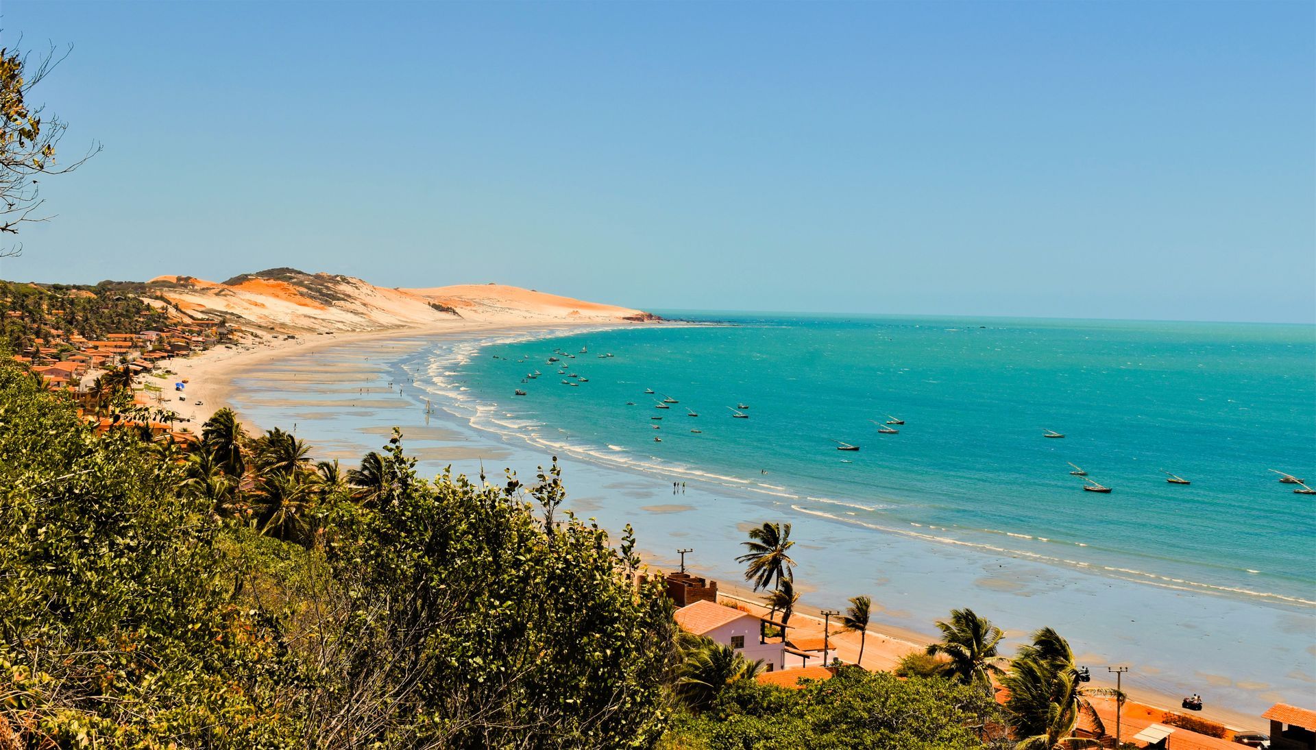 Paysage de Jericoacoara au Brésil, entre dunes de sable, lagunes naturelles et océan dans le Nordeste.