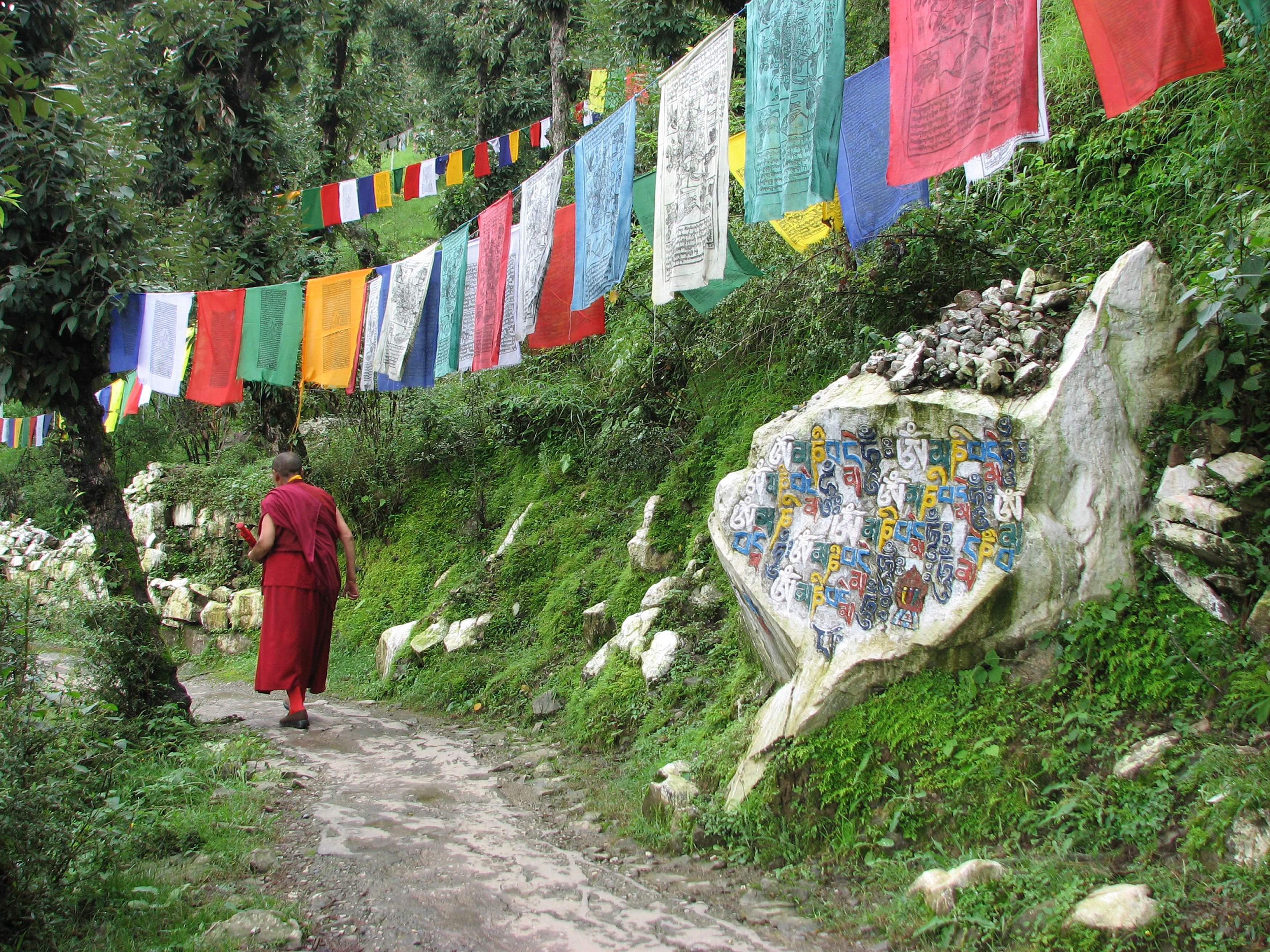 Voyage intérieur — moine bouddhiste méditant dans un temple à Dharamsala, ambiance paisible et spirituelle
