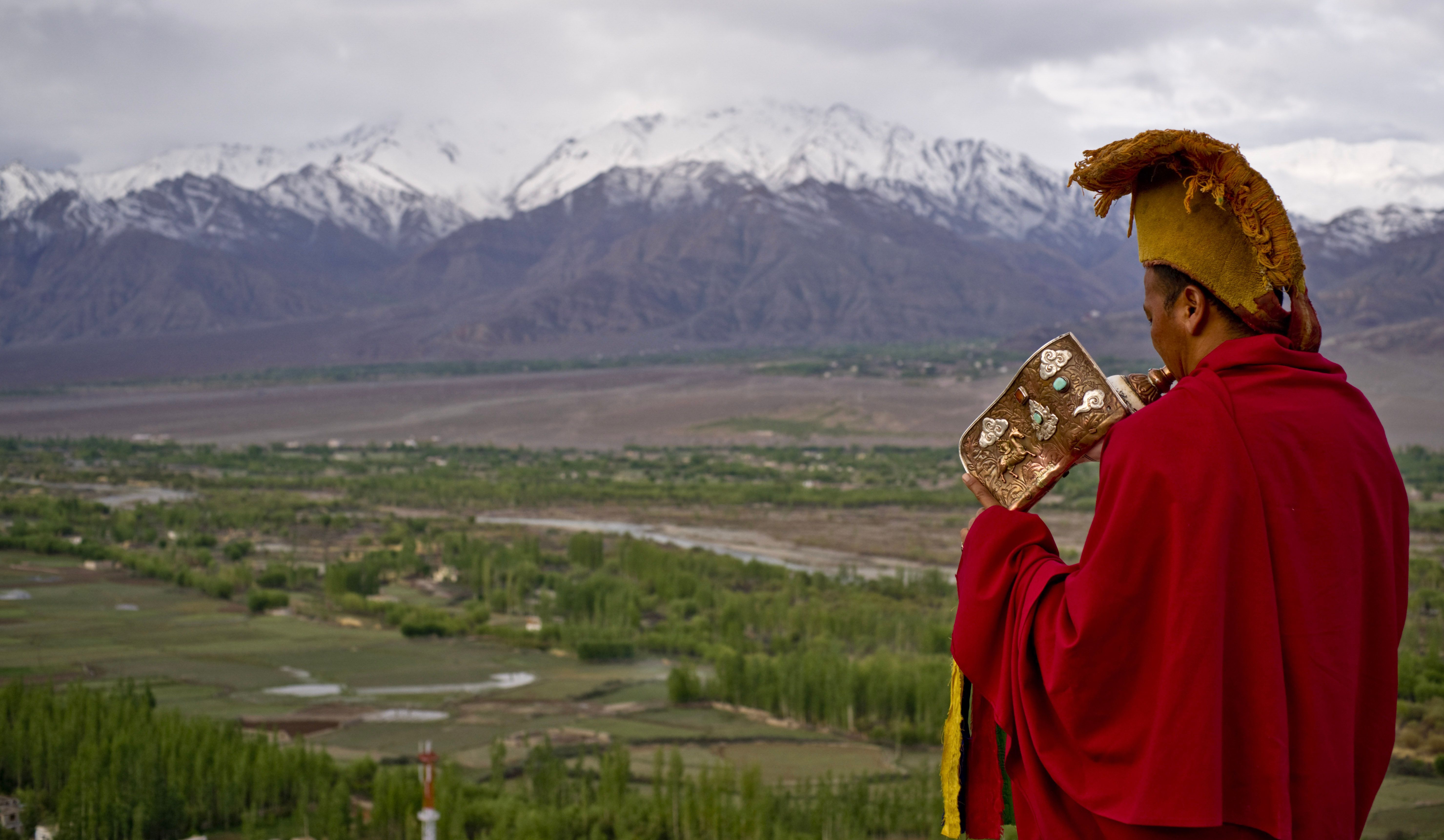 Voyage intérieur — pèlerins bouddhistes marchant autour du Mont Kailash, lieu sacré et inspirant