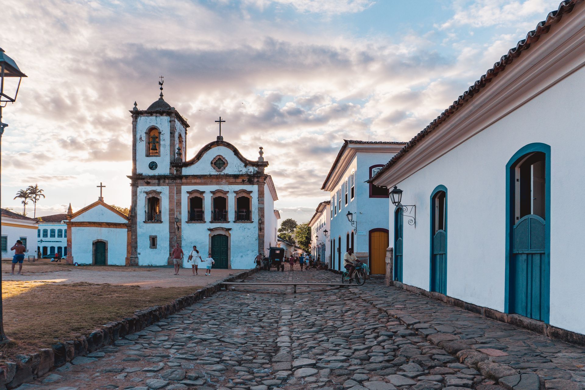 Centre historique de Paraty au Brésil, ville coloniale entourée par la forêt tropicale et la Costa Verde.