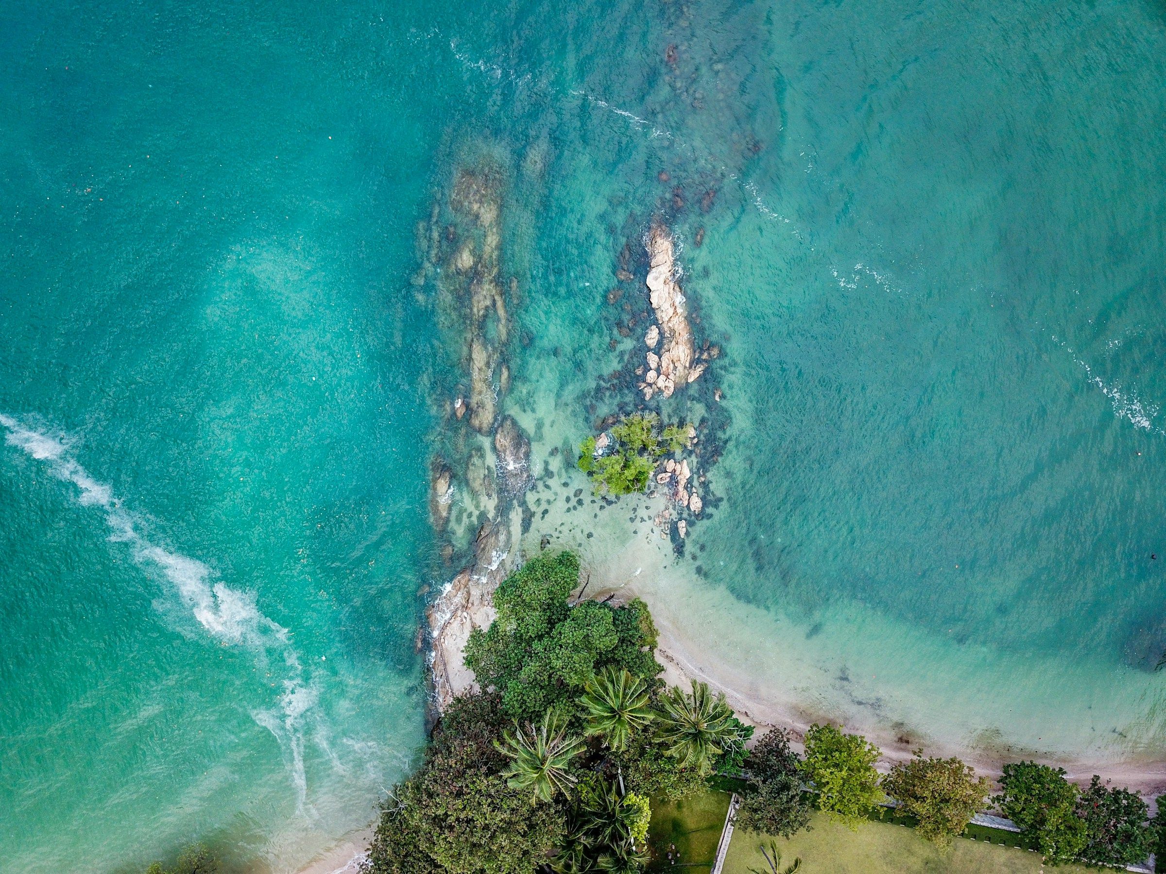 Côte rocheuse bordée par l’océan Indien au Sri Lanka.