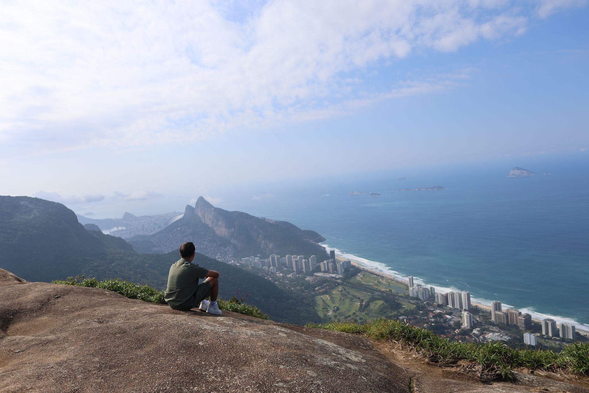 Vue depuis Pedra Bonita à Rio de Janeiro au Brésil, entre montagnes, forêt tropicale et océan Atlantique