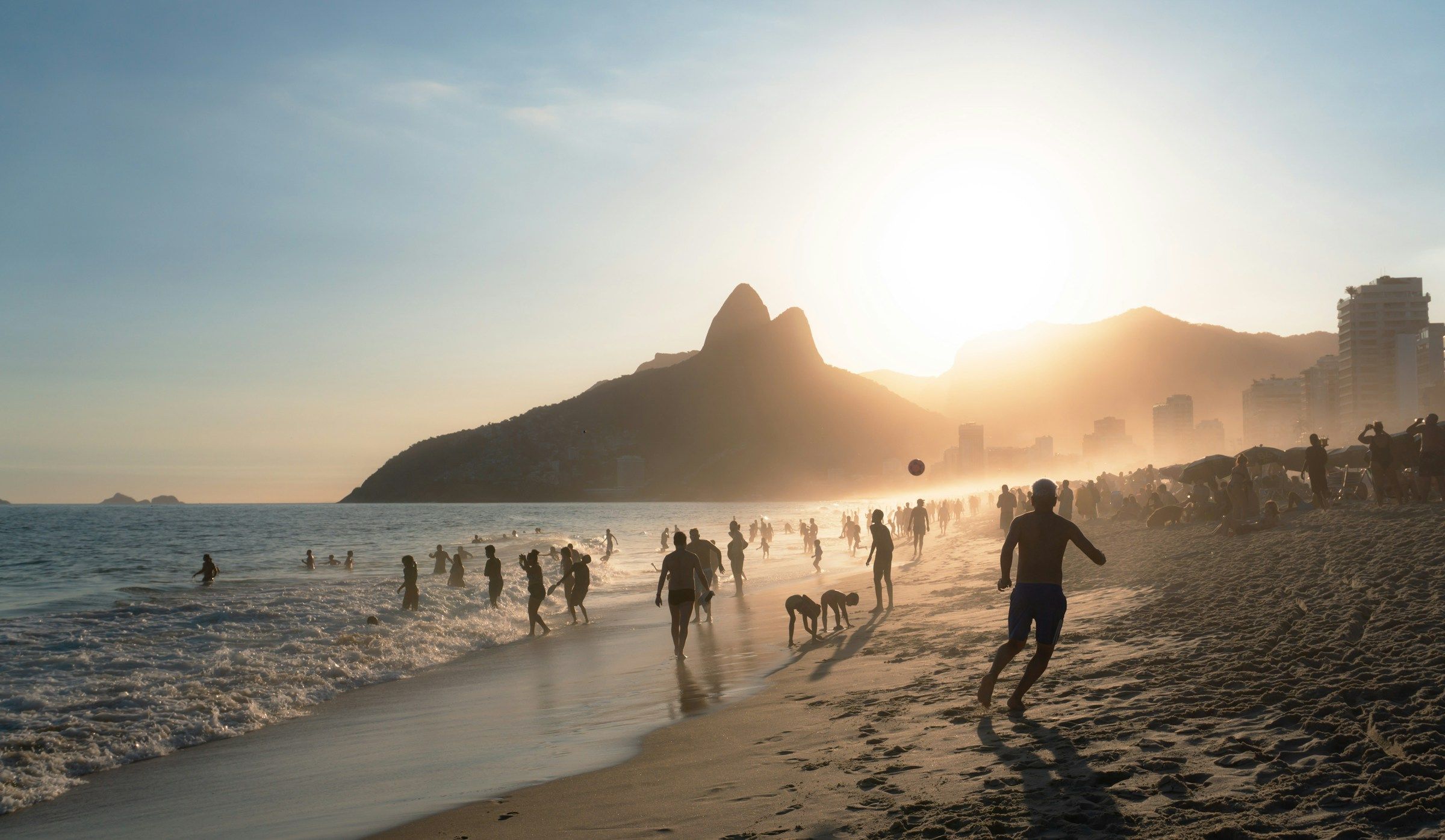 Pedra do Arpoador à Rio de Janeiro au Brésil, célèbre point de vue sur Ipanema et l’océan Atlantique
