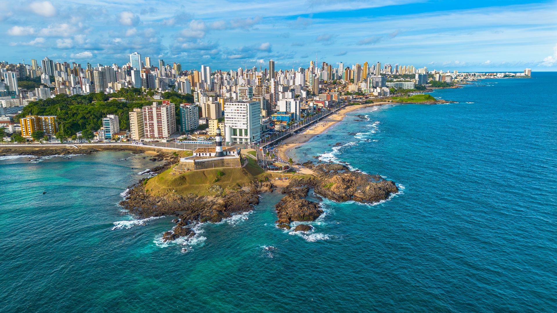 Salvador de Bahia au Brésil, ville historique entre architecture colorée, traditions afro-brésiliennes et océan Atlantique