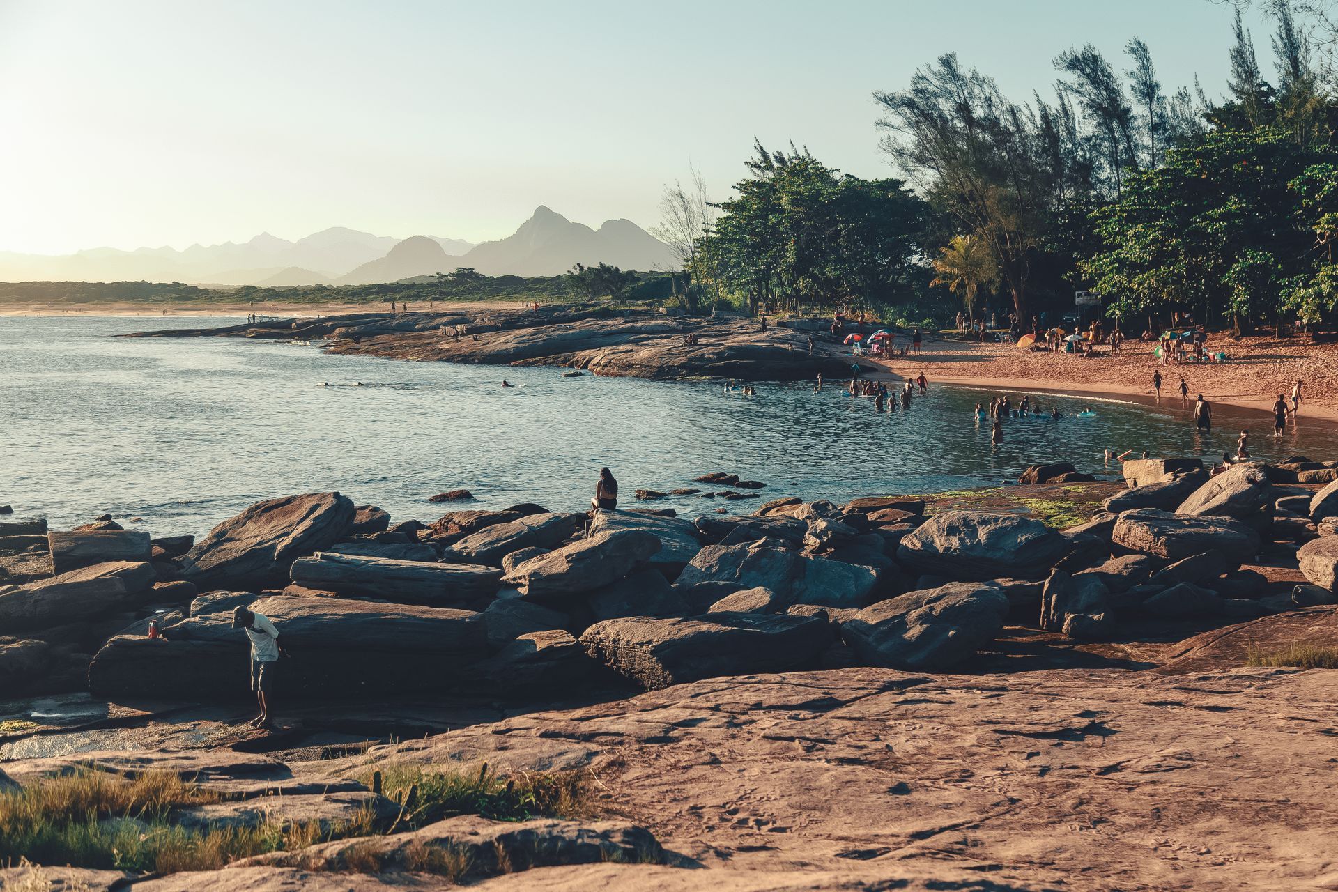 Plage de Rio de Janeiro au Brésil, entre océan Atlantique, sable et paysages tropicaux