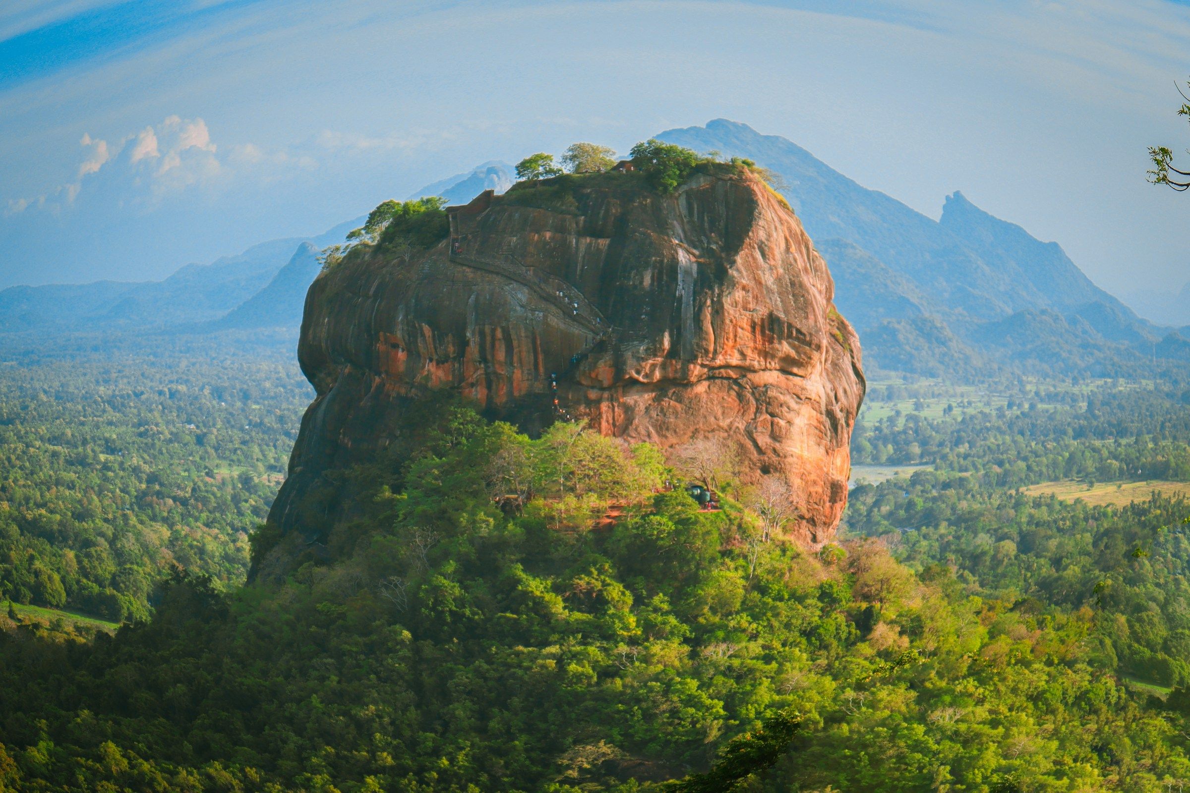 Vue du Rocher du Lion de Sigiriya dominant les jungles et rizières du centre du Sri Lanka.