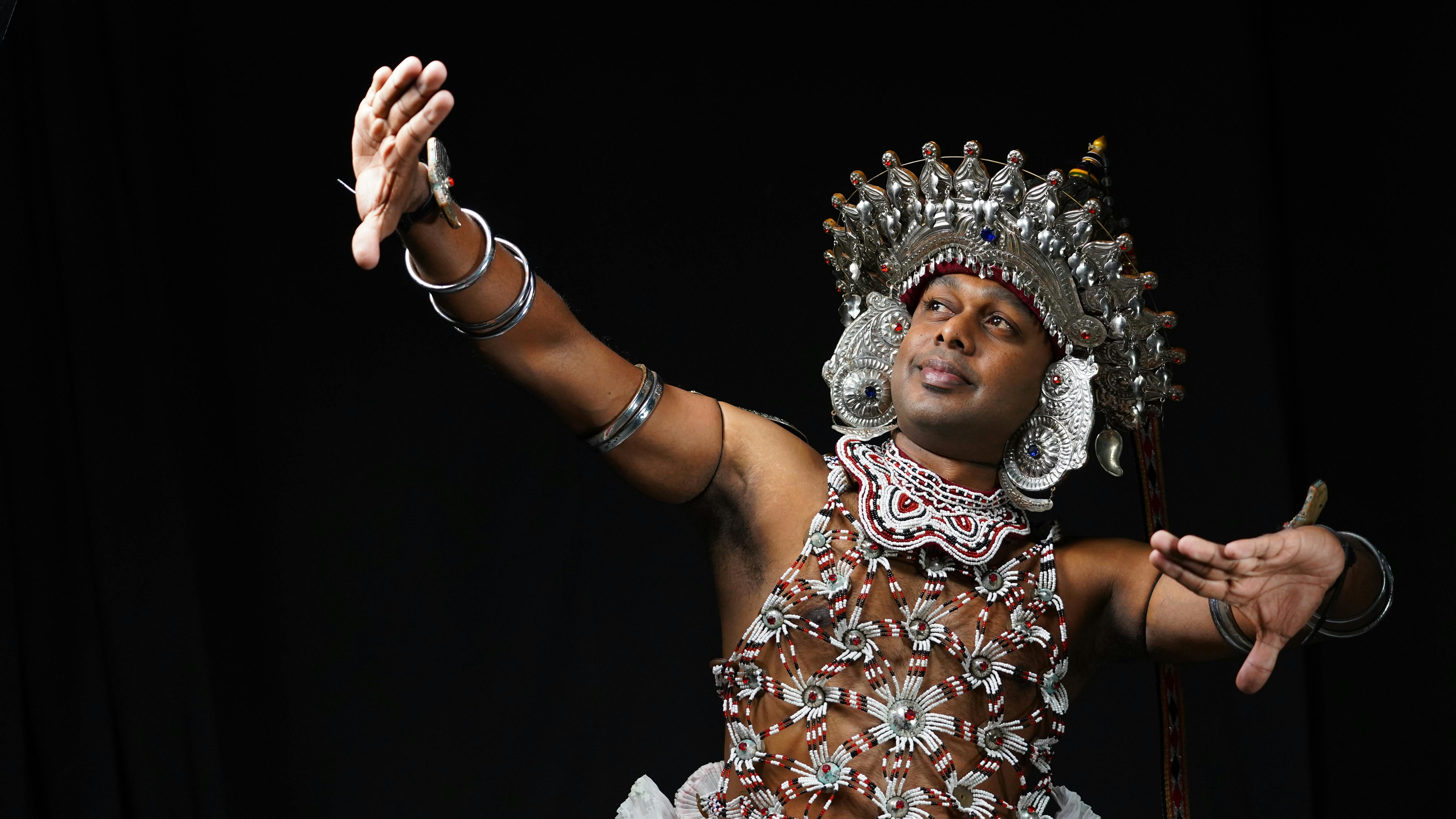 sri-lanka-traditionnal-costume-man-dancing