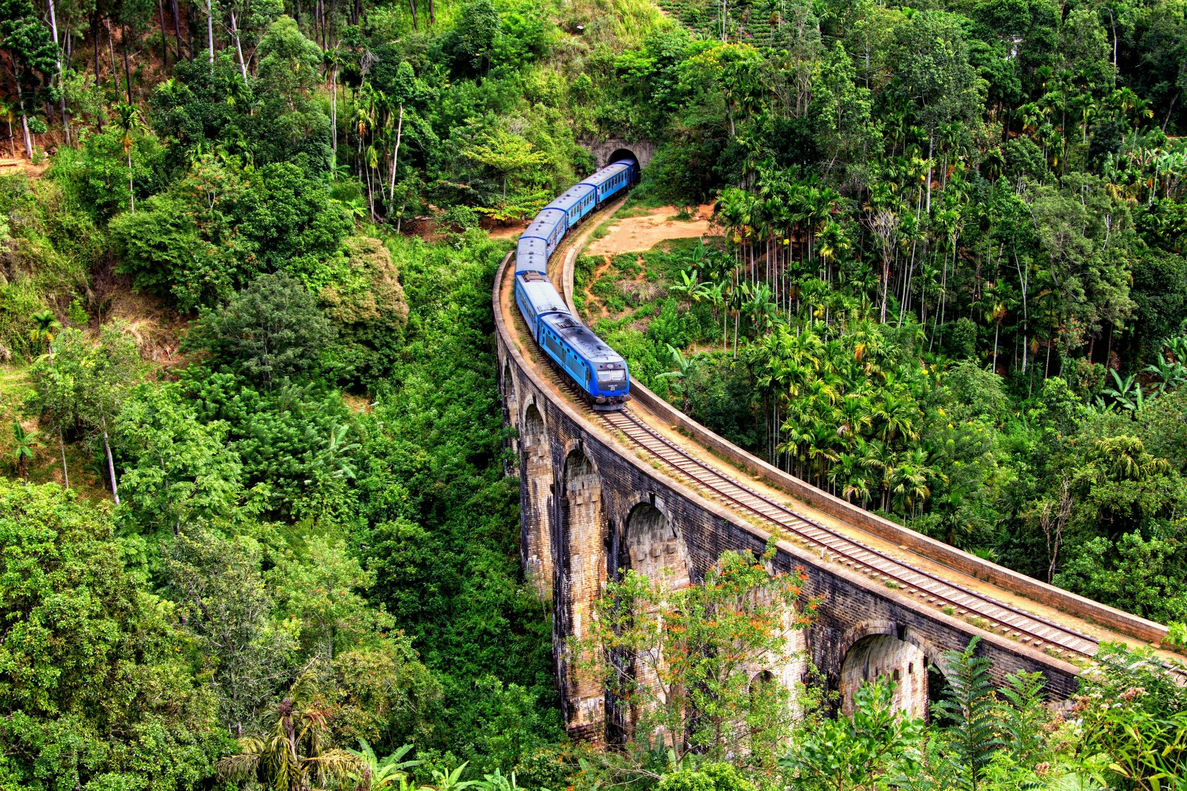 Le célèbre train bleu reliant Kandy à Ella à travers les montagnes du Sri Lanka.